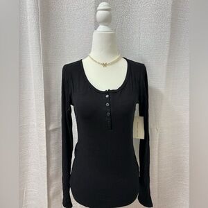 Frankee & Skylarr Long Sleeve Scoop
Neck Henley Top Women's large